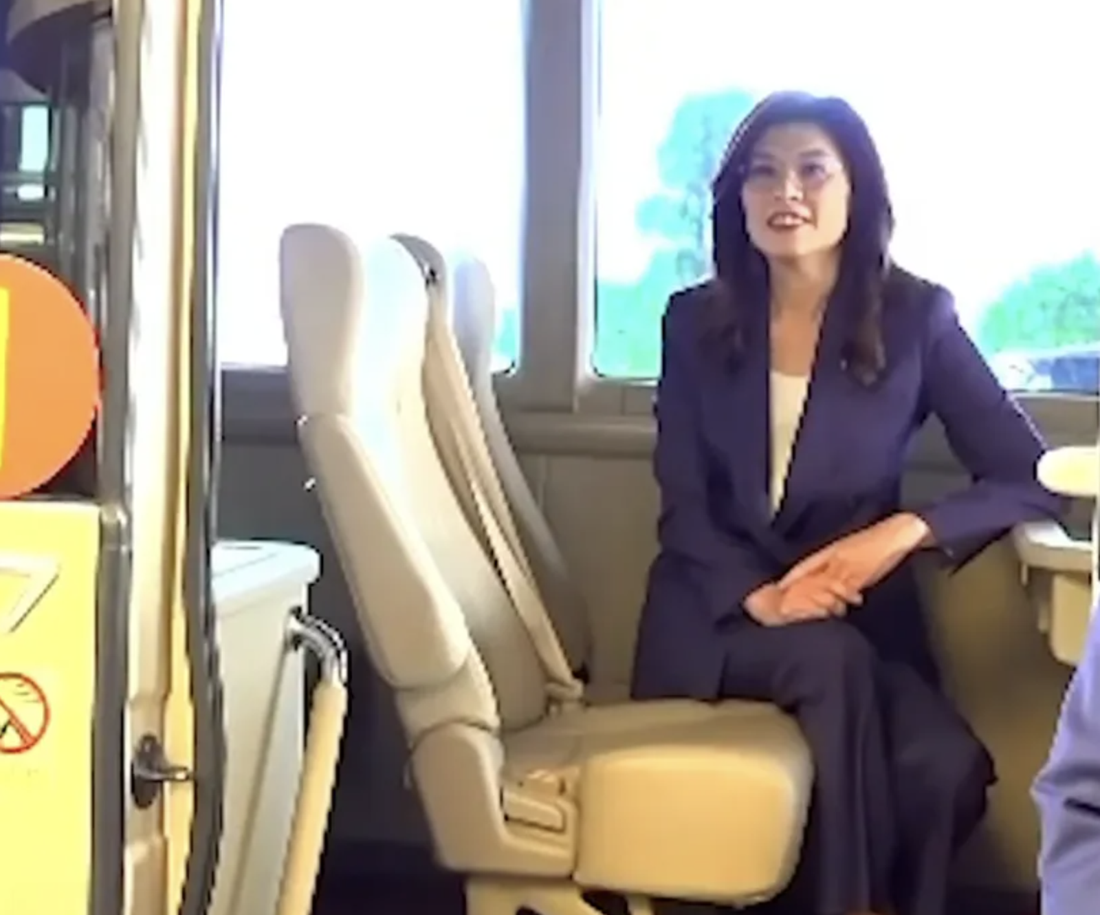 沒有黑頭車、紅毯！鄭麗文「坐巴士見習近平」宛如隨車小妹　她嘆：20年來最羞辱接待