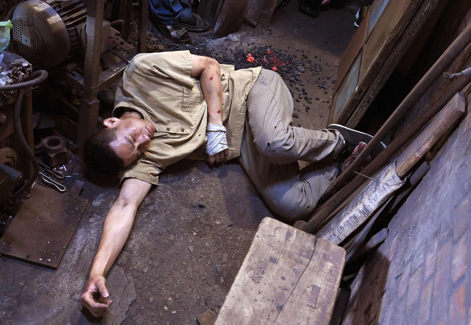 暖暖包惹誤會　盧彥澤拍戲倒地驚嚇背燙傷