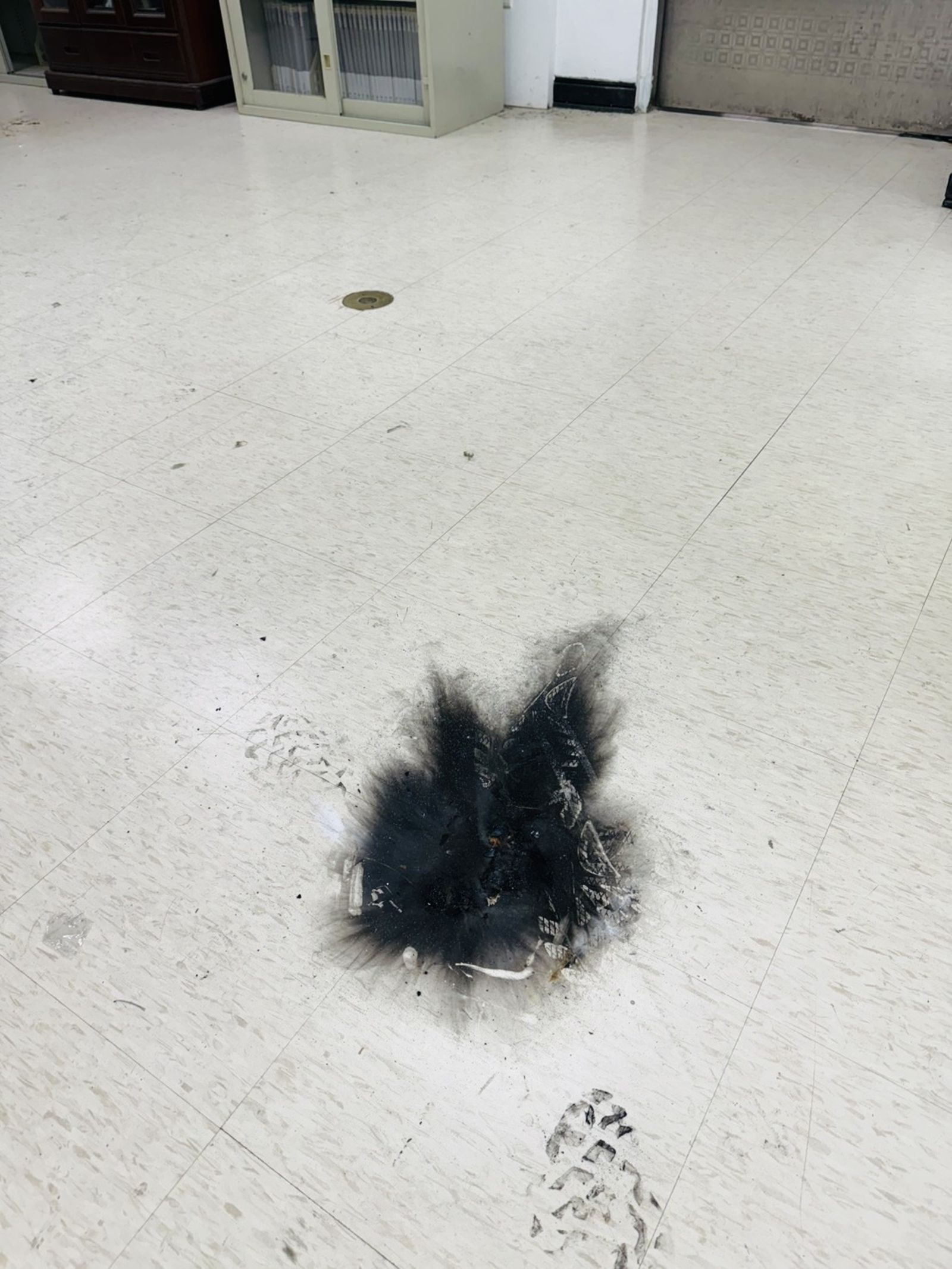 火燒派出所驚魂!竊盜男警局「玩照明彈」 正副所長全遭連坐處分