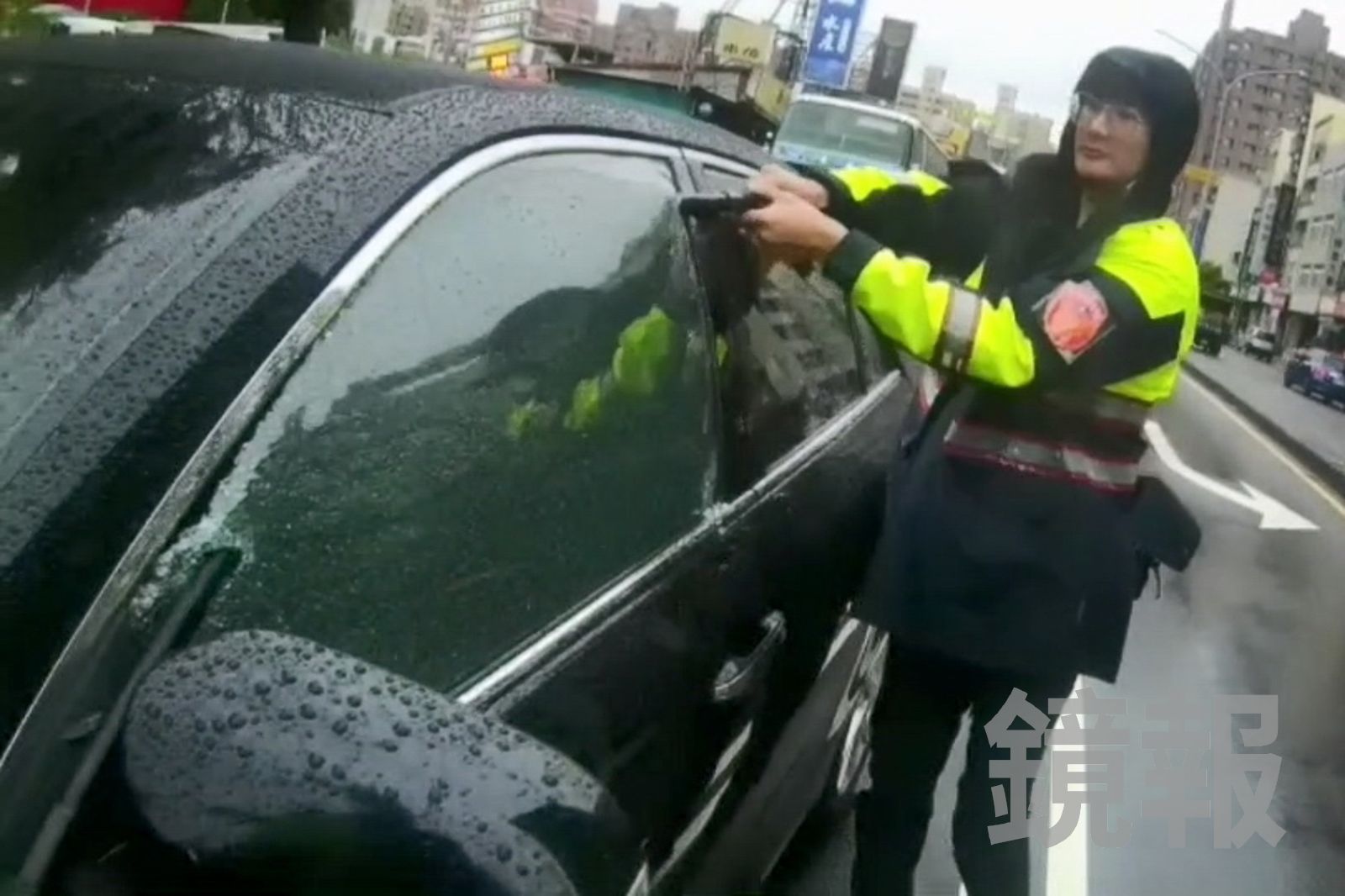 吸毒吸到睡著!清晨車停路中無反應 警破窗揪出毒駕男