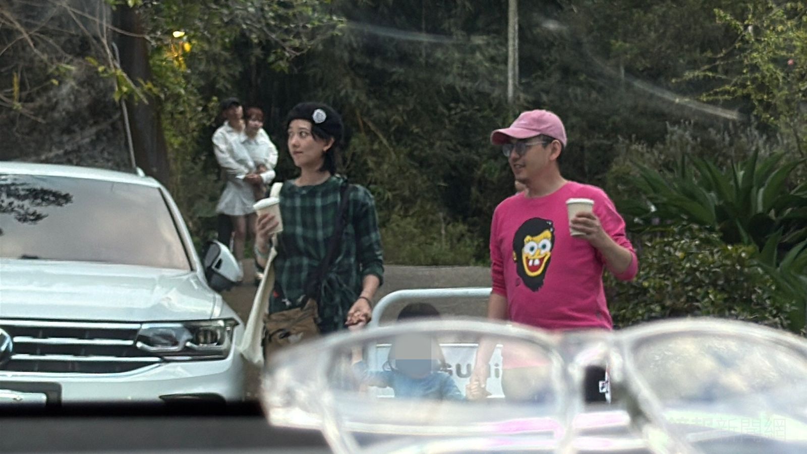 黃子佼（右）、孟耿如（左）全家出遊照。讀者提供