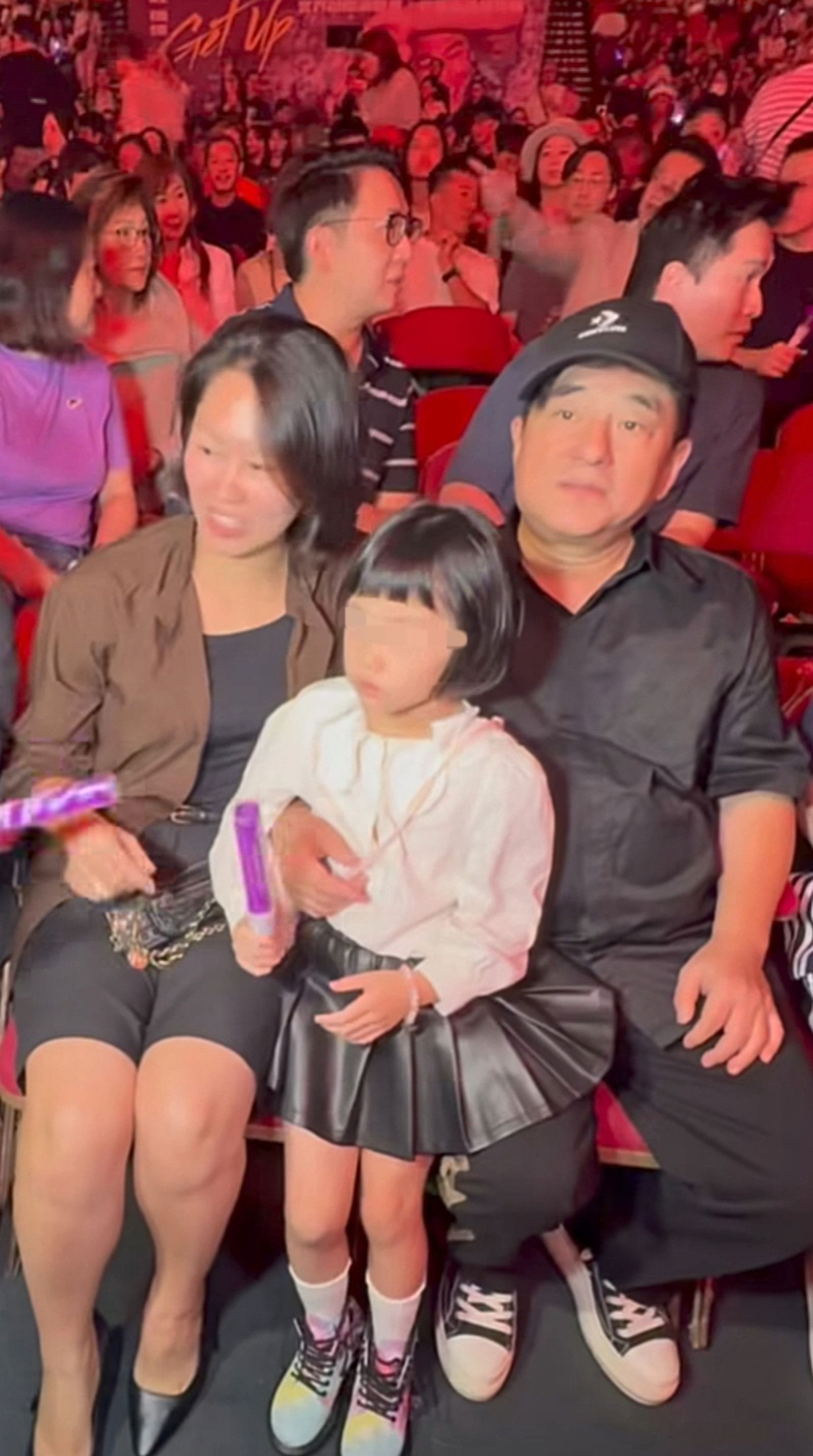 呂方（右）19日和小16歲老婆、寶貝女兒現身紅館。翻攝香港電影吧微博