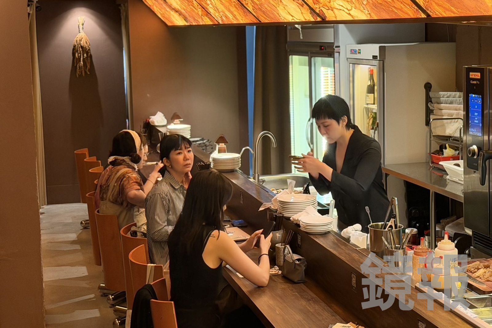 「倉廩」空間以吧檯為主軸設計，營造舒適放鬆的用餐氛圍，一人用餐或三五好友聚會都合適。