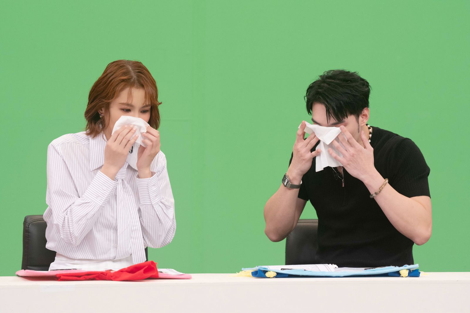 黃偉晉(右)在節目中向曾沛慈吐露母親過世後心情忍不住落淚。華研國際提供