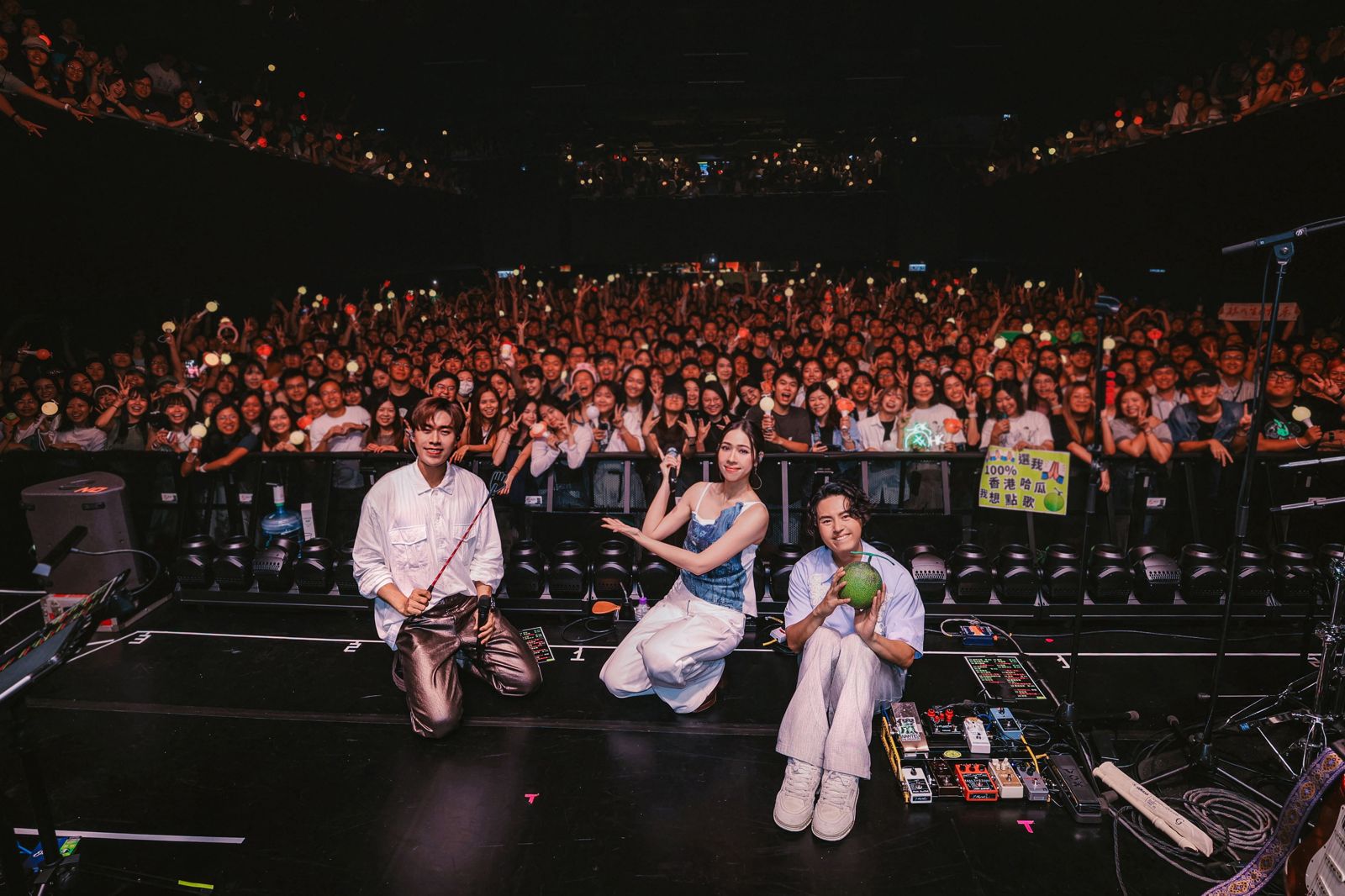 告五人日前在香港開唱，任賢齊（右2）現身站台。相信音樂提供