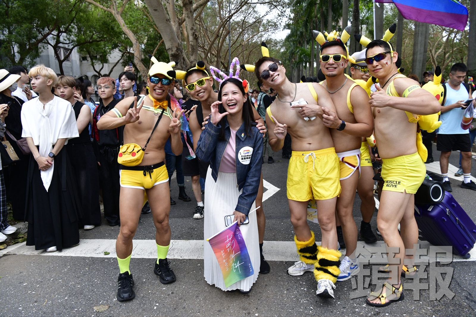 台北市議員林亮君與扮成皮卡丘造型的猛男合影。攝影李智為