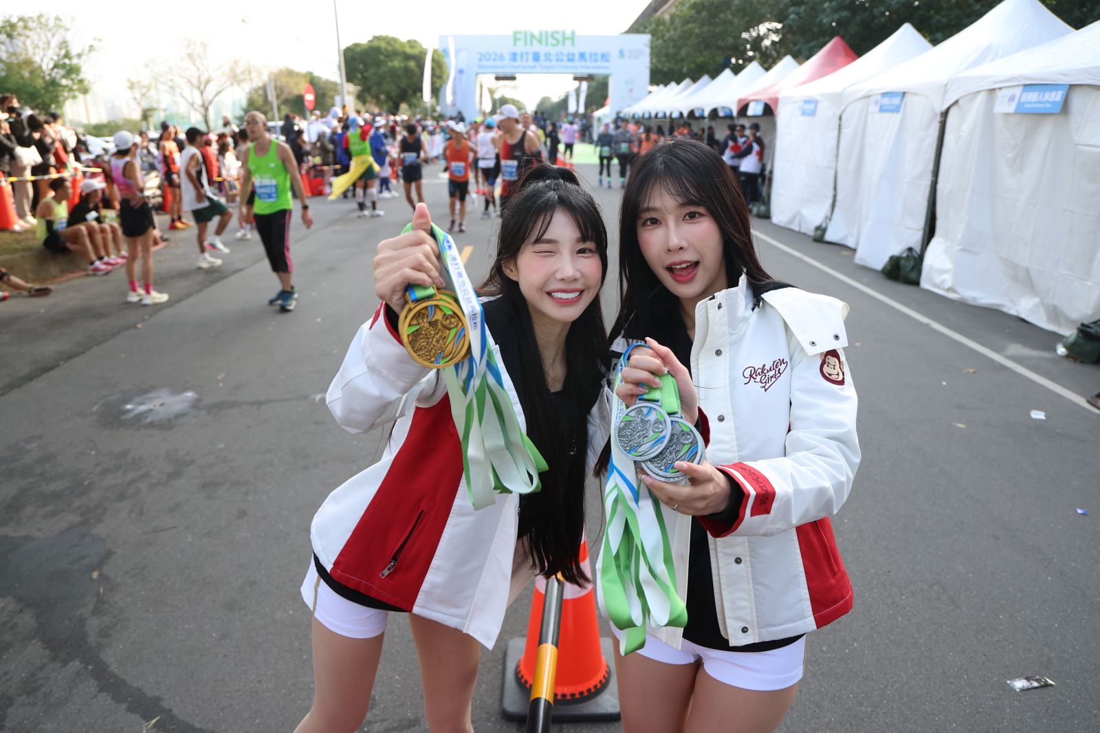 清晨不到天亮就上工！寒流低溫應援馬拉松　樂天女孩曝無法上場原因「竟是肋骨斷掉」