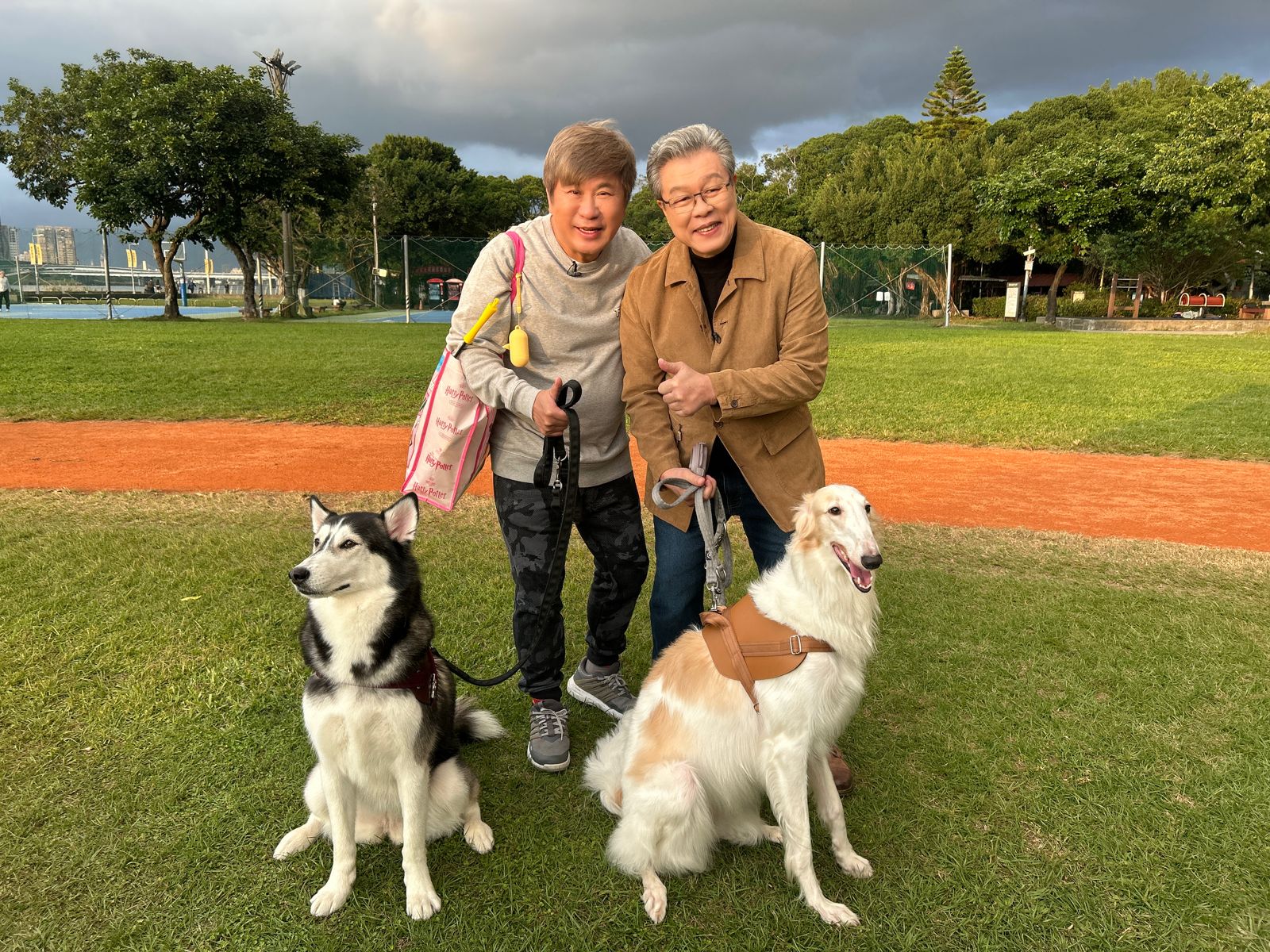 兩人挑戰成為狗保母。下面一位提供