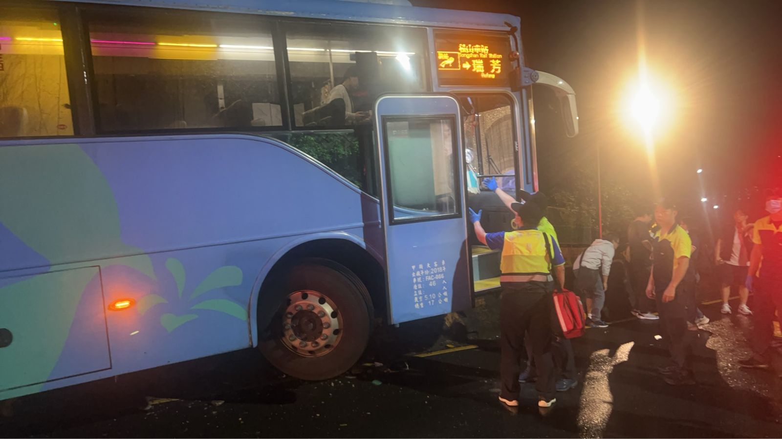 基隆客運疑失控撞安全島!車上7乘客受傷送醫...畫面曝光
