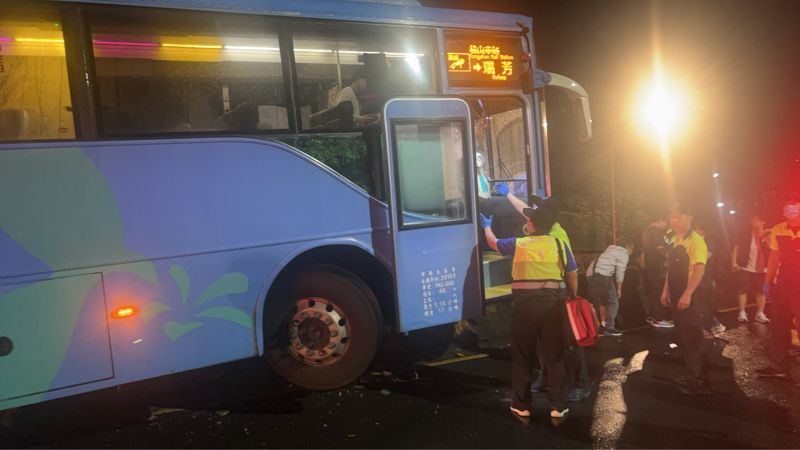 基隆客運疑失控撞安全島！車上7乘客受傷送醫...畫面曝光