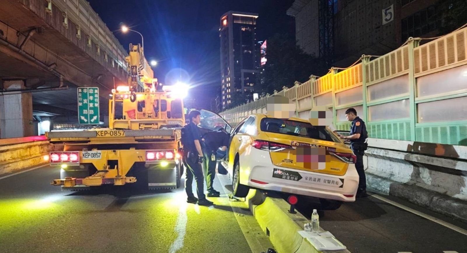 小黃自撞建國高架分隔島卡死!警一驗驚見「兩種毒品」雙陽性
