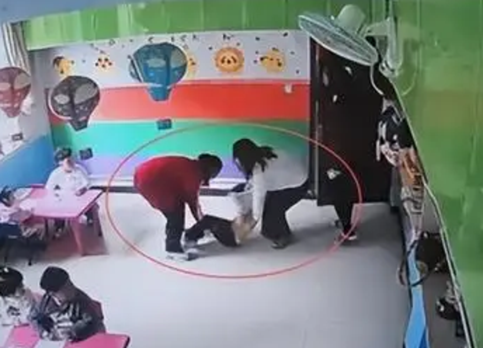 3歲女童哭鬧不想去幼兒園！竟是被4名老師「打耳光、拉頭撞牆」輪流虐待