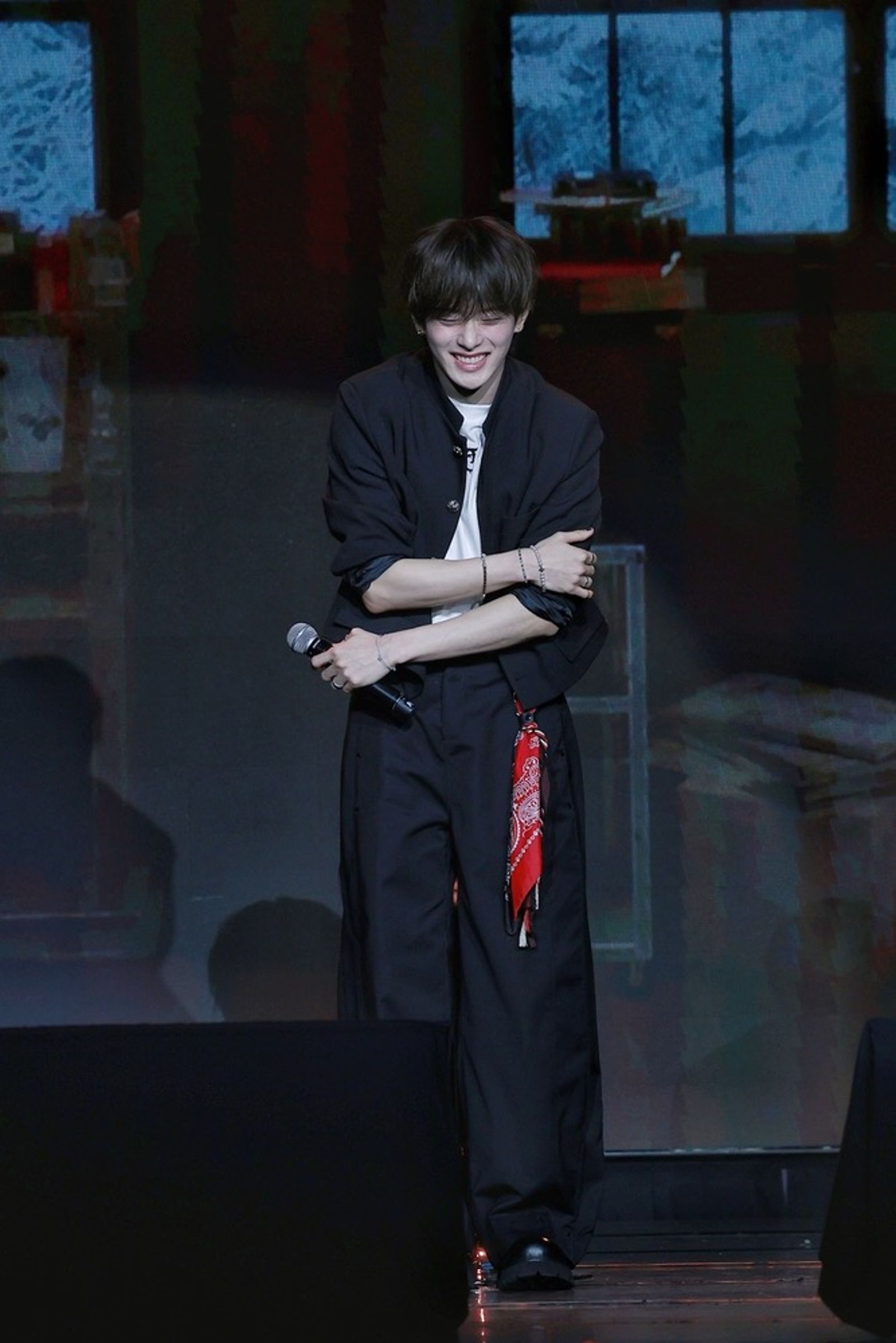 岡旻對粉絲要求有求必應。網銀國際影視提供