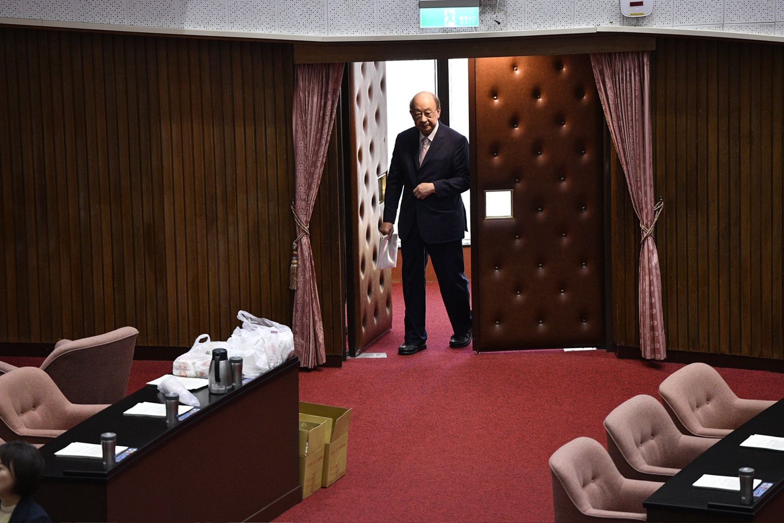 民進黨團上演「逼宮」大戲　柯建銘：大家安靜看就好