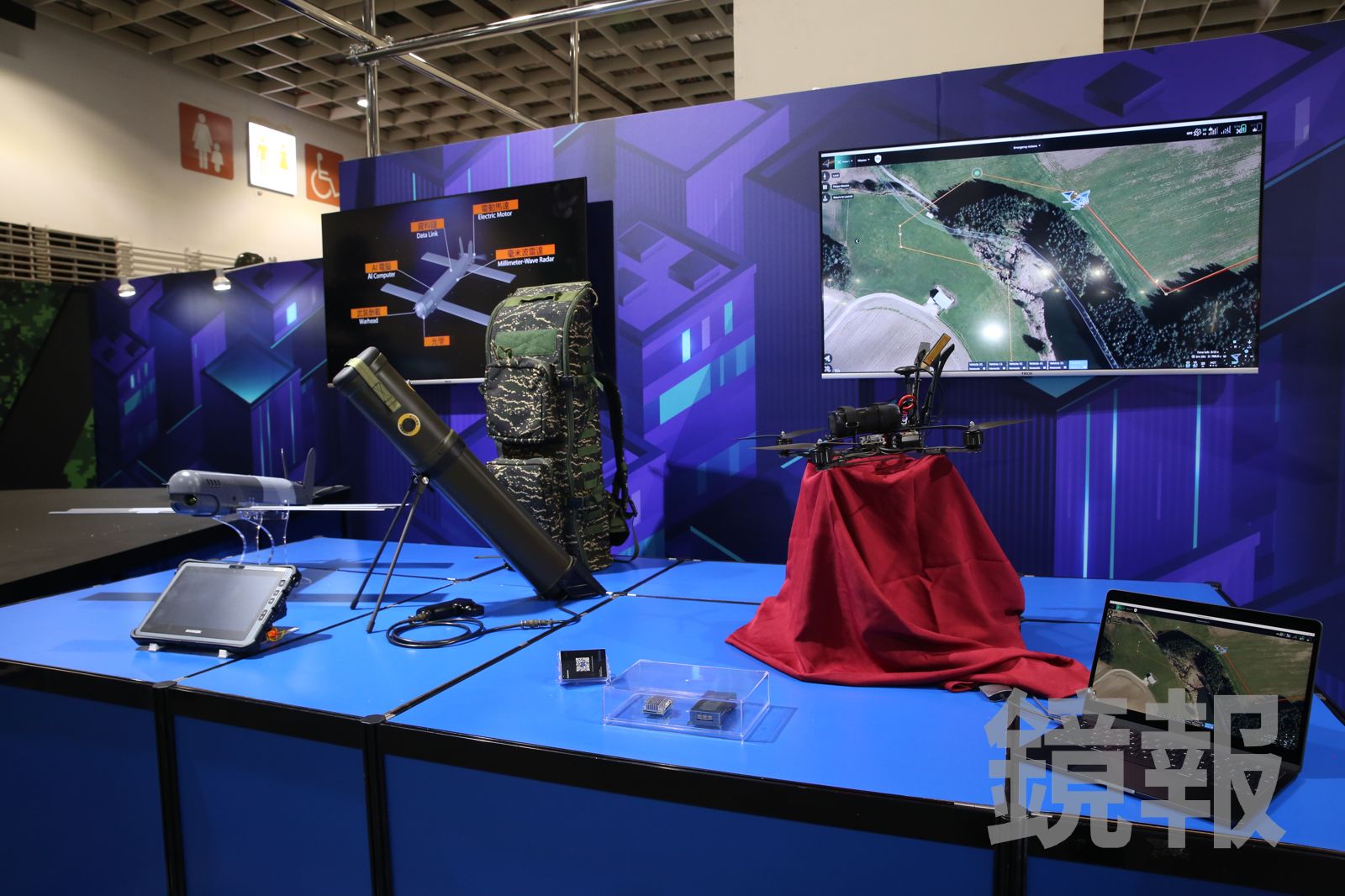 「勁蜂一型」攻擊無人機，可由單筒發射或多聯裝發射箱發射，目標辨識與俯衝攻擊，縮短決策至打擊的時間差，達成「即發即中」的戰場節奏。（圖／董孟航攝）