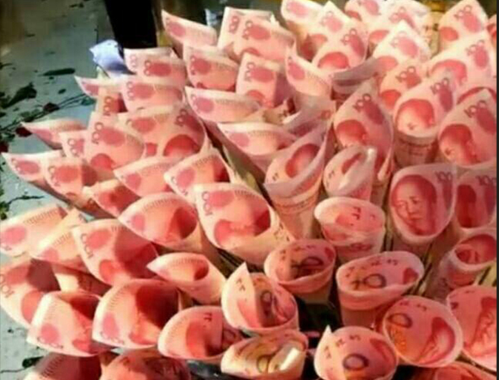 最難忘週年！男友送她「13140鈔票花」超浪漫　2個月後遭逮捕…真相曝光崩潰