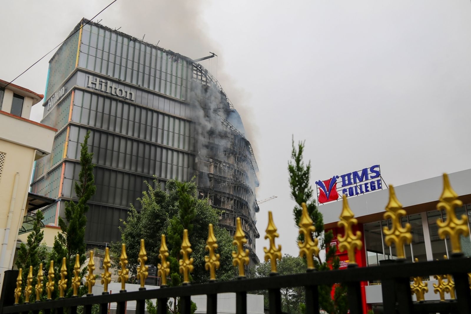 尼泊爾多地爆發示威遊行,政府機構和政要住所遭示威者縱火。圖/東方IC