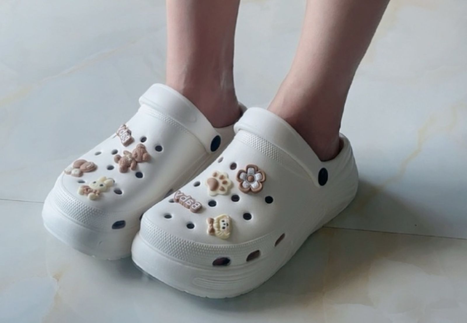 女子腳痛到無法走路!醫檢查驚見「像長了一塊石頭」…竟是愛穿「這款鞋」惹禍