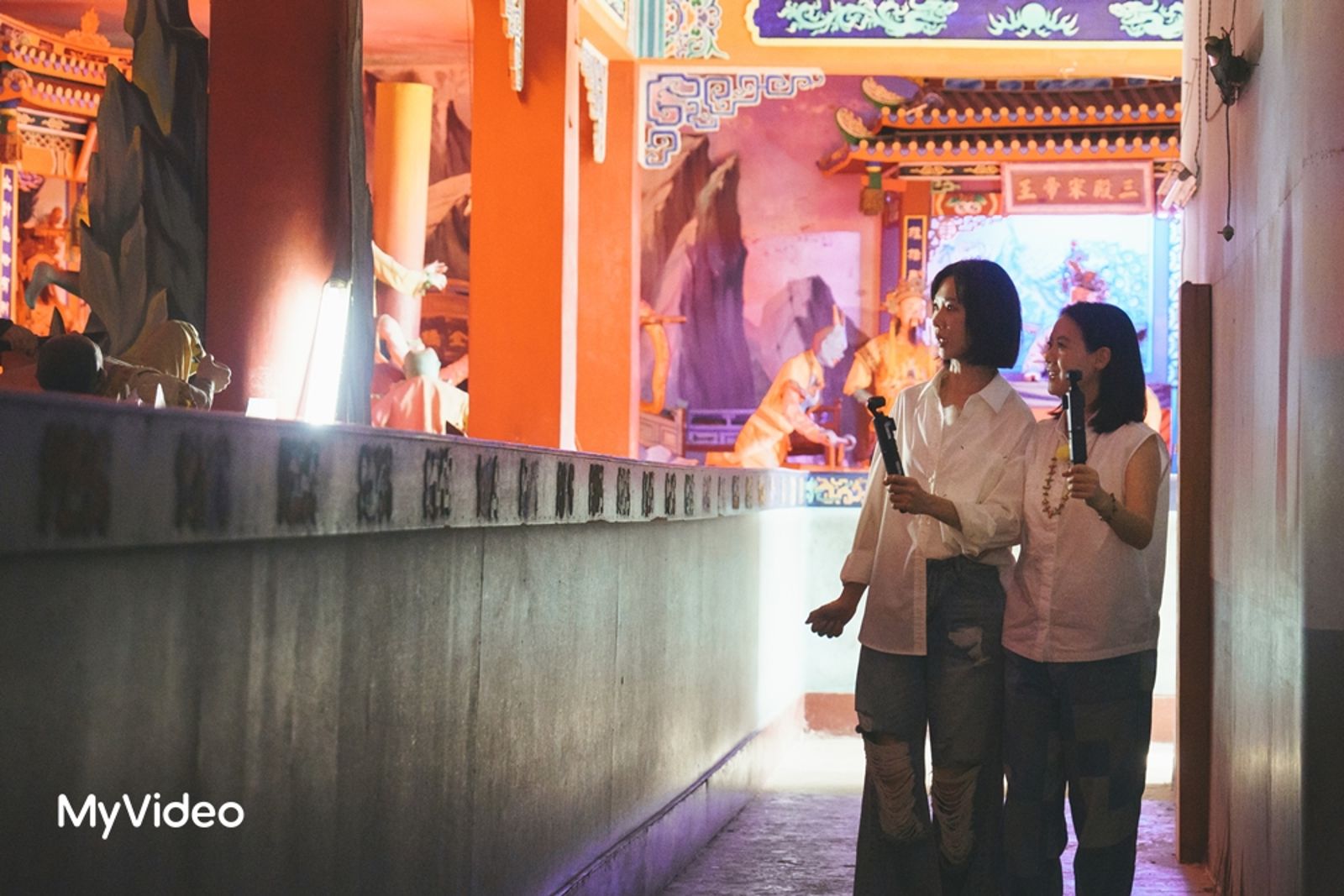 《我們回家吧3》15年老友勇闖彰化南天宮！謝盈萱（左）率曾寶儀（右）「驚嚇式回鄉」。台灣大哥大MyVideo、三立提供