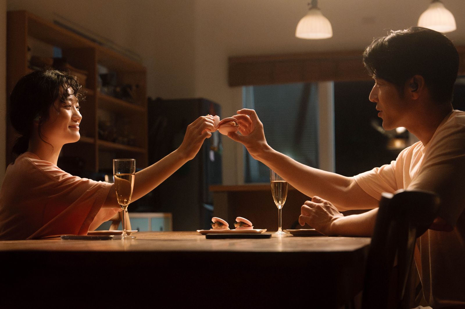 胡宇威(右)和李玲葦一起享用甜點和美酒。公視+提供