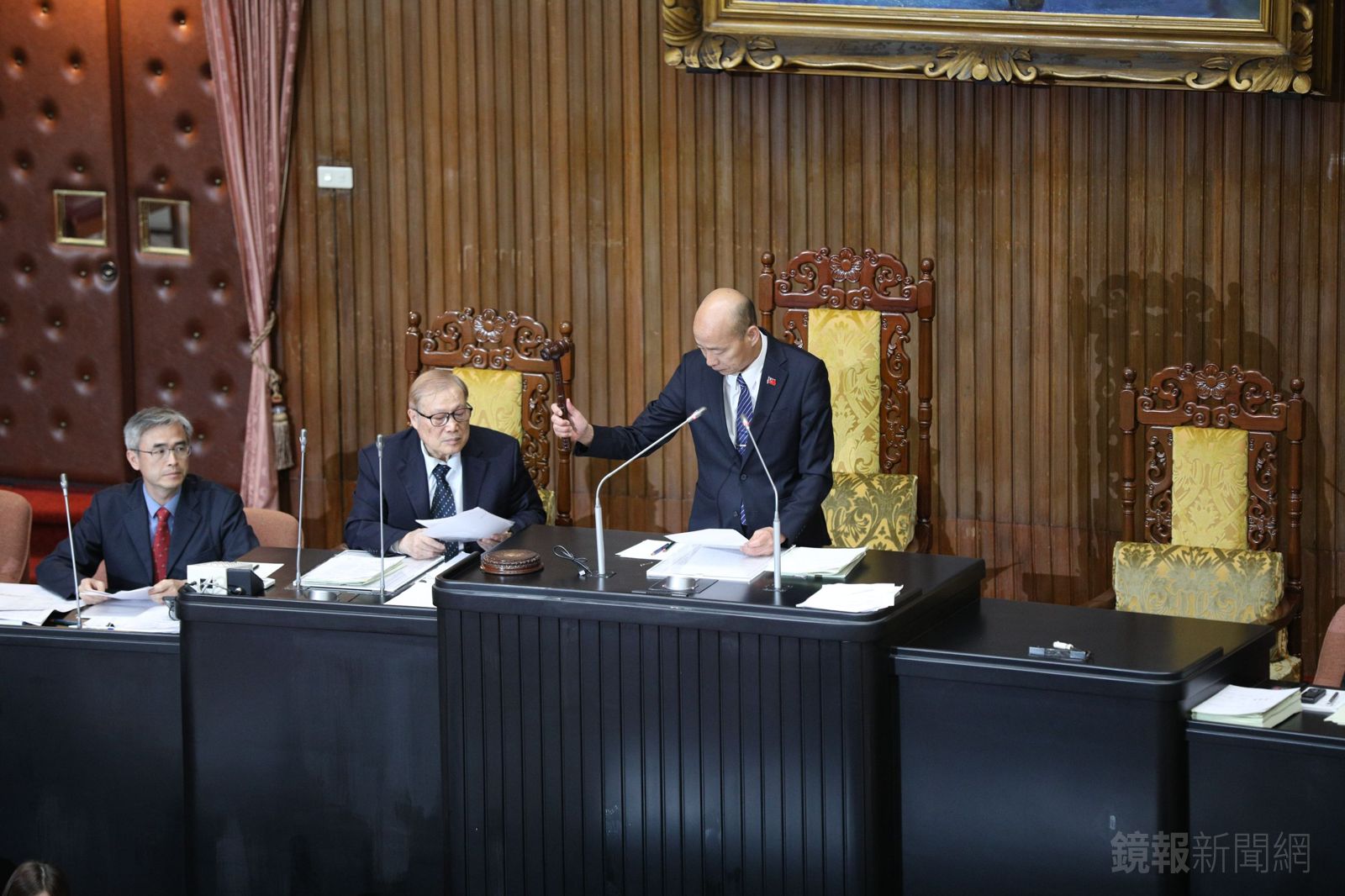 立法院長韓國瑜敲槌宣布《核管法》三讀修正通過。（圖／鄒保祥攝）
