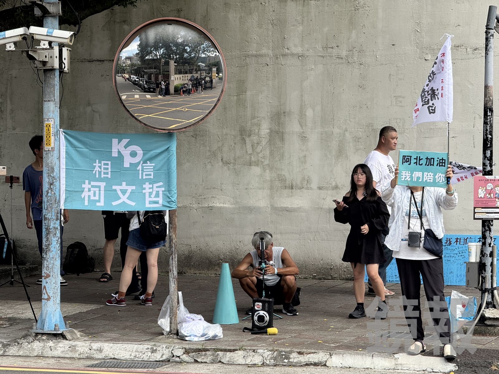 柯P出來了／柯文哲同意交保　北所外小草聚集聲援