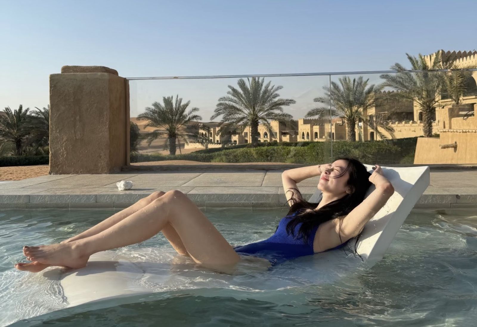 戲劇女神4天前在阿布達比曬泳裝美照 中東戰火升溫沒音訊!粉絲急壞狂問:回來沒?