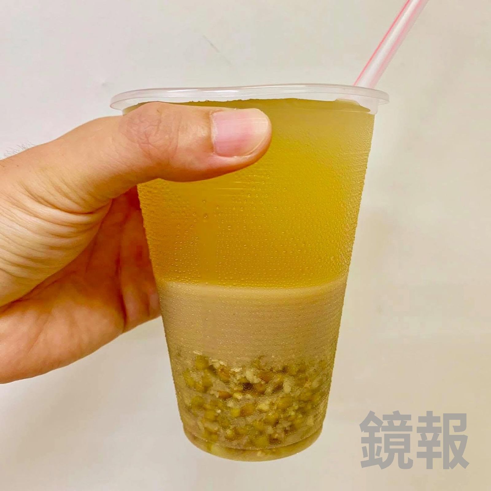 「唐記古早味豆花」的「綠豆湯」用杯裝，用粗吸管插著喝，爽快消暑。（40元／杯）
