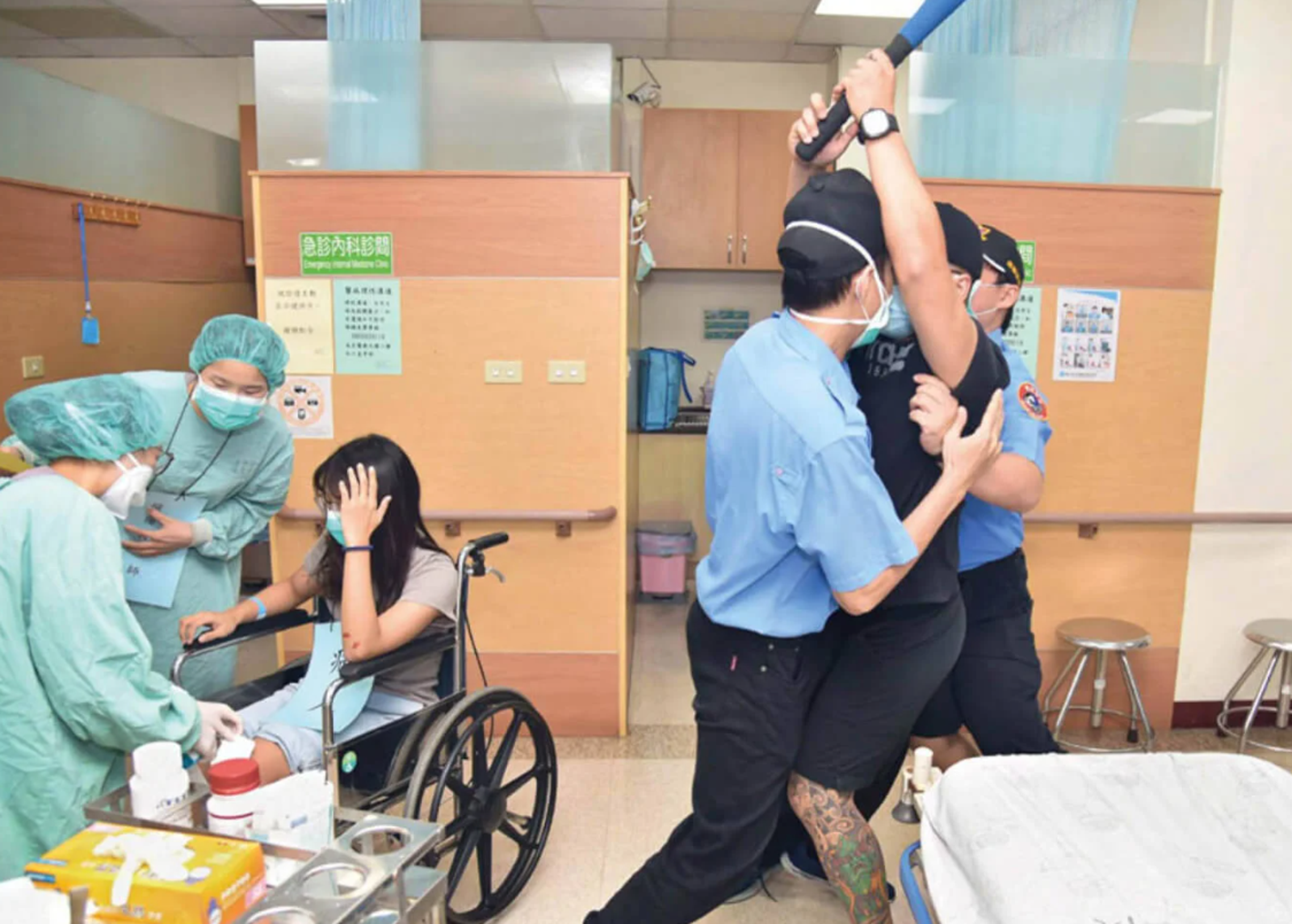 怒罵醫護「兩光」還動手推人！　嘉義男獲判無罪理由曝：藐視專業不等於犯罪