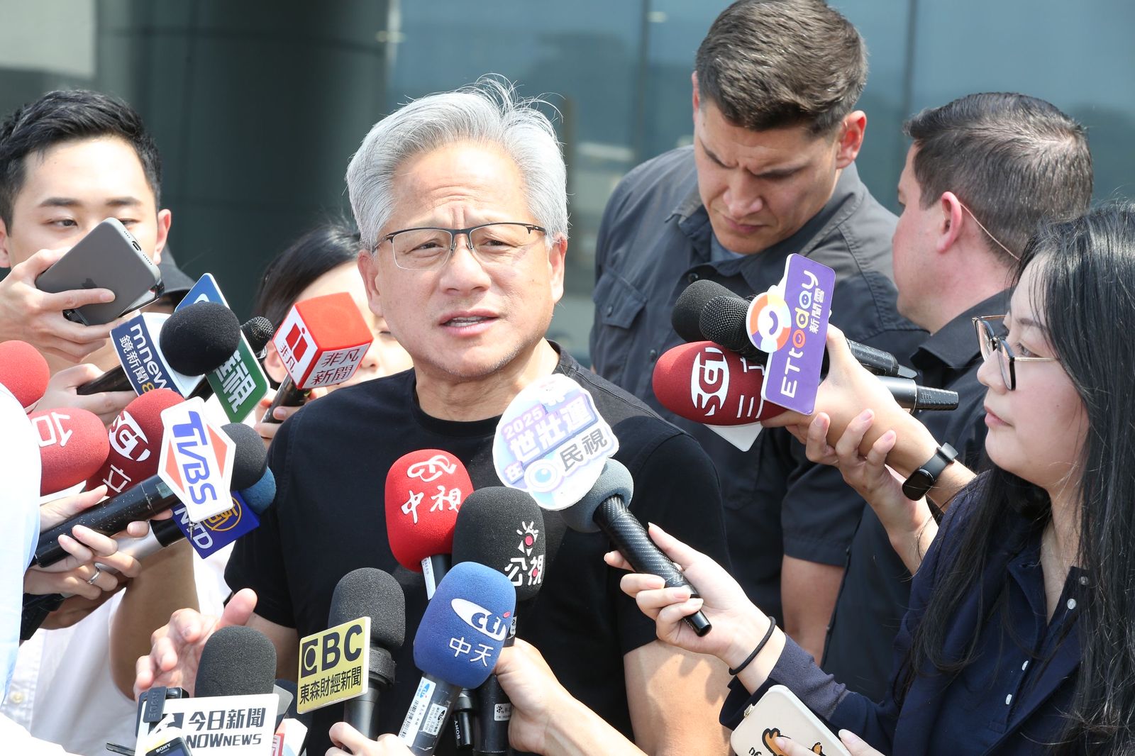 辣個男人終於來了！黃仁勳：台灣營運總部地點將在19日專題演講揭露