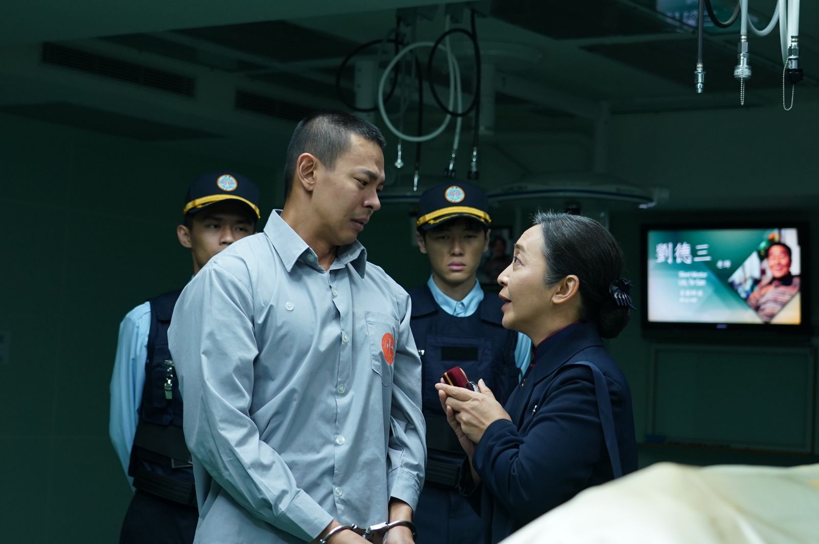 孫綻（左）劇中上手銬，見爸爸最後一面。大愛提供