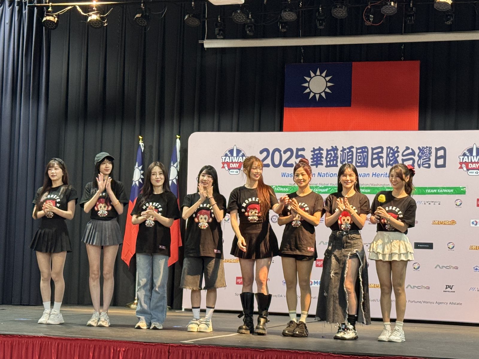 樂天女孩參加基金會活動。樂天桃猿提供