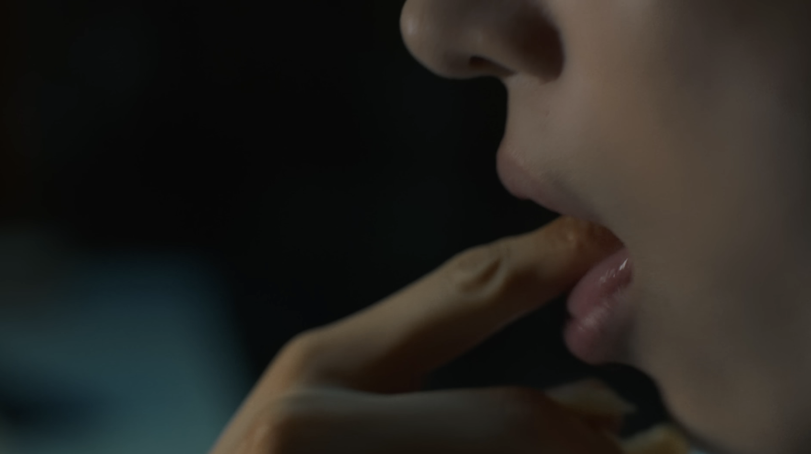 Kino在MV中狼吞虎嚥。翻攝KINO YouTube