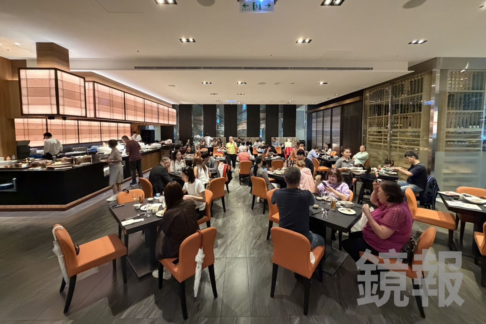 緊鄰座位區的日料檯,有超過30種生魚片、炙燒握壽司、手卷。