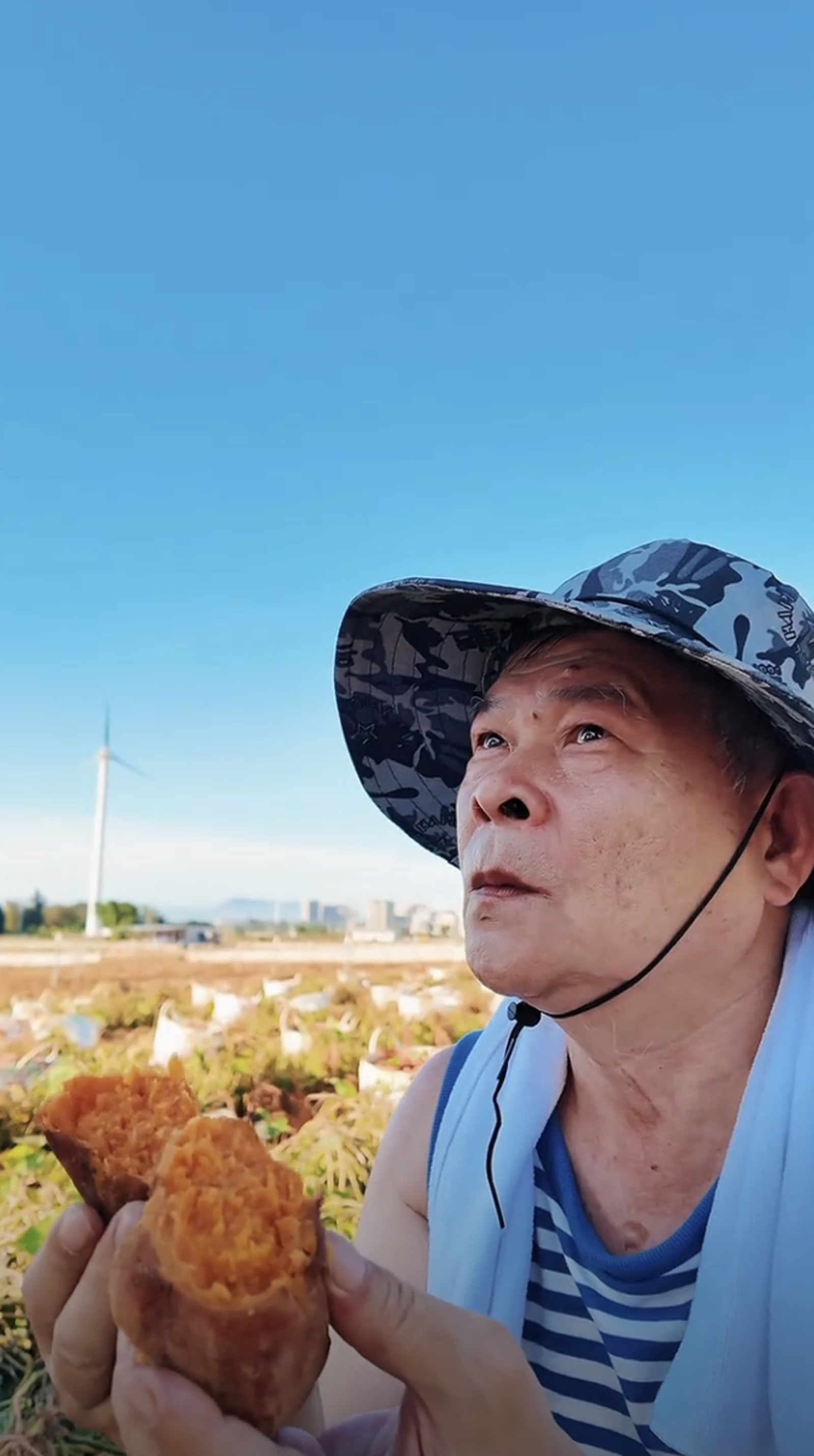 澎恰恰很努力在賣地瓜。翻攝澎恰恰抖音