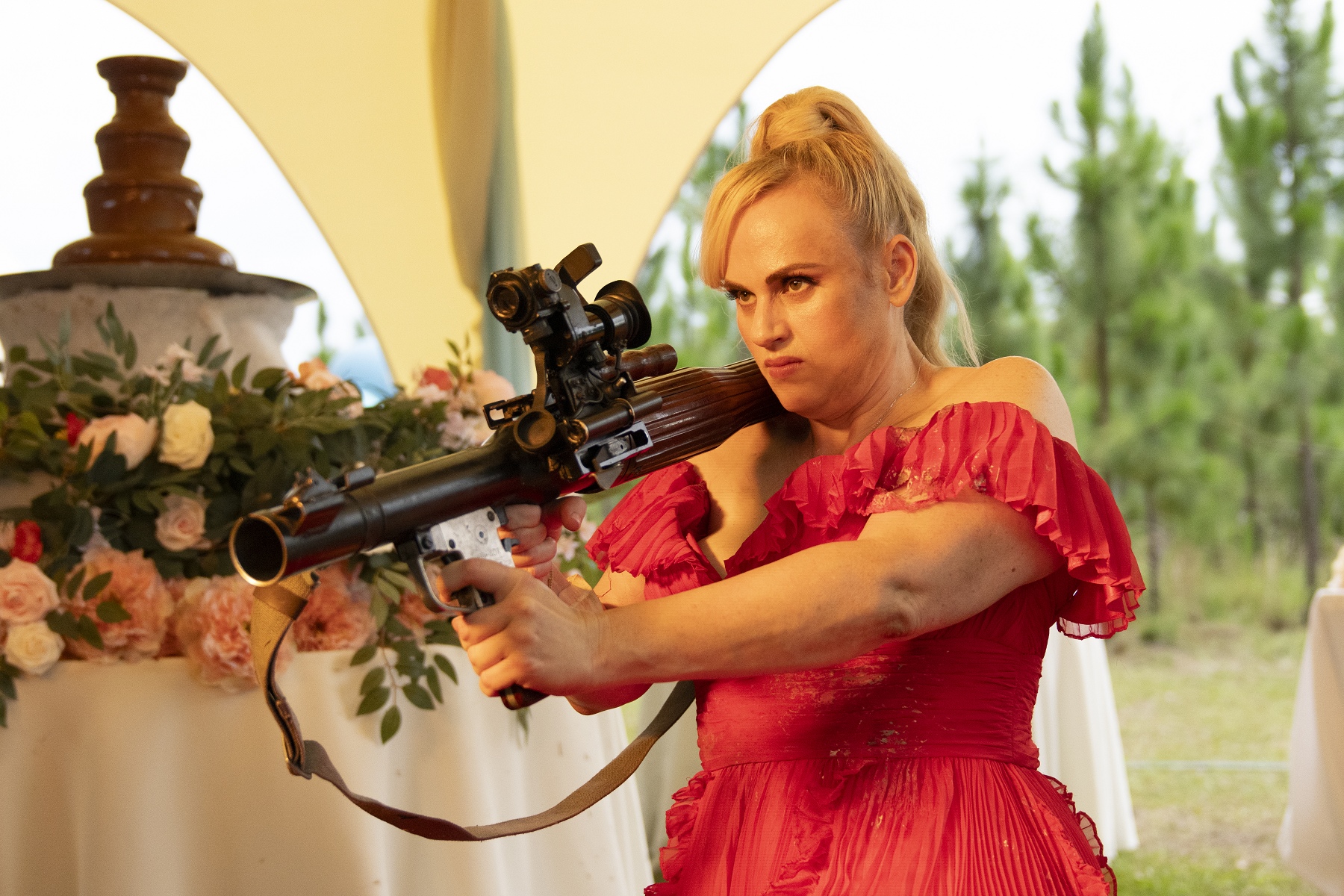 拳打恐怖份子護閨蜜 喜劇女王瑞貝爾威爾森《超硬伴娘》打到送醫縫3針