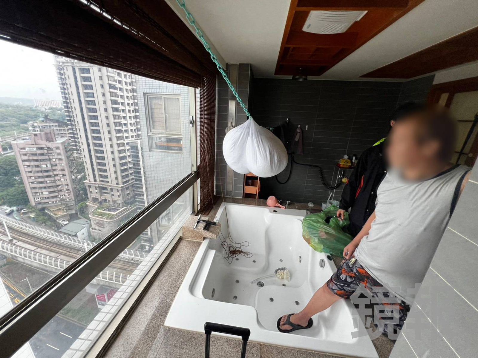 不安分的手手害慘自己　毒蟲雷射光筆照輕軌意外成警方「毒窟探照燈」