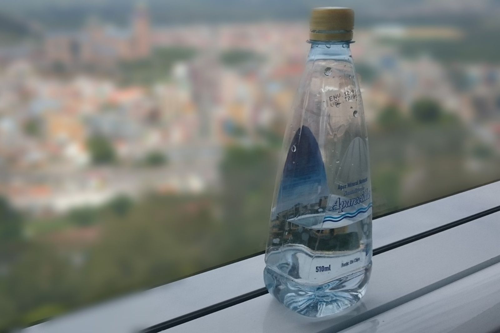 愛喝瓶裝水要小心！1年吞「9萬顆塑膠微粒」　醫示警：嚴重恐致癌、失智