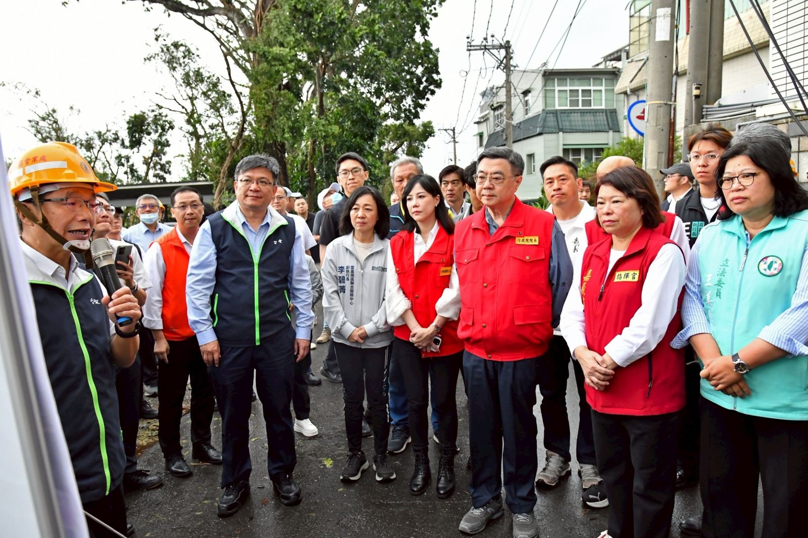 行政院長卓榮泰今天下午前往嘉義市視察台電復電情形,並指示今天不論如何都要完成嘉義市地區復電。(圖/行政院提供)
