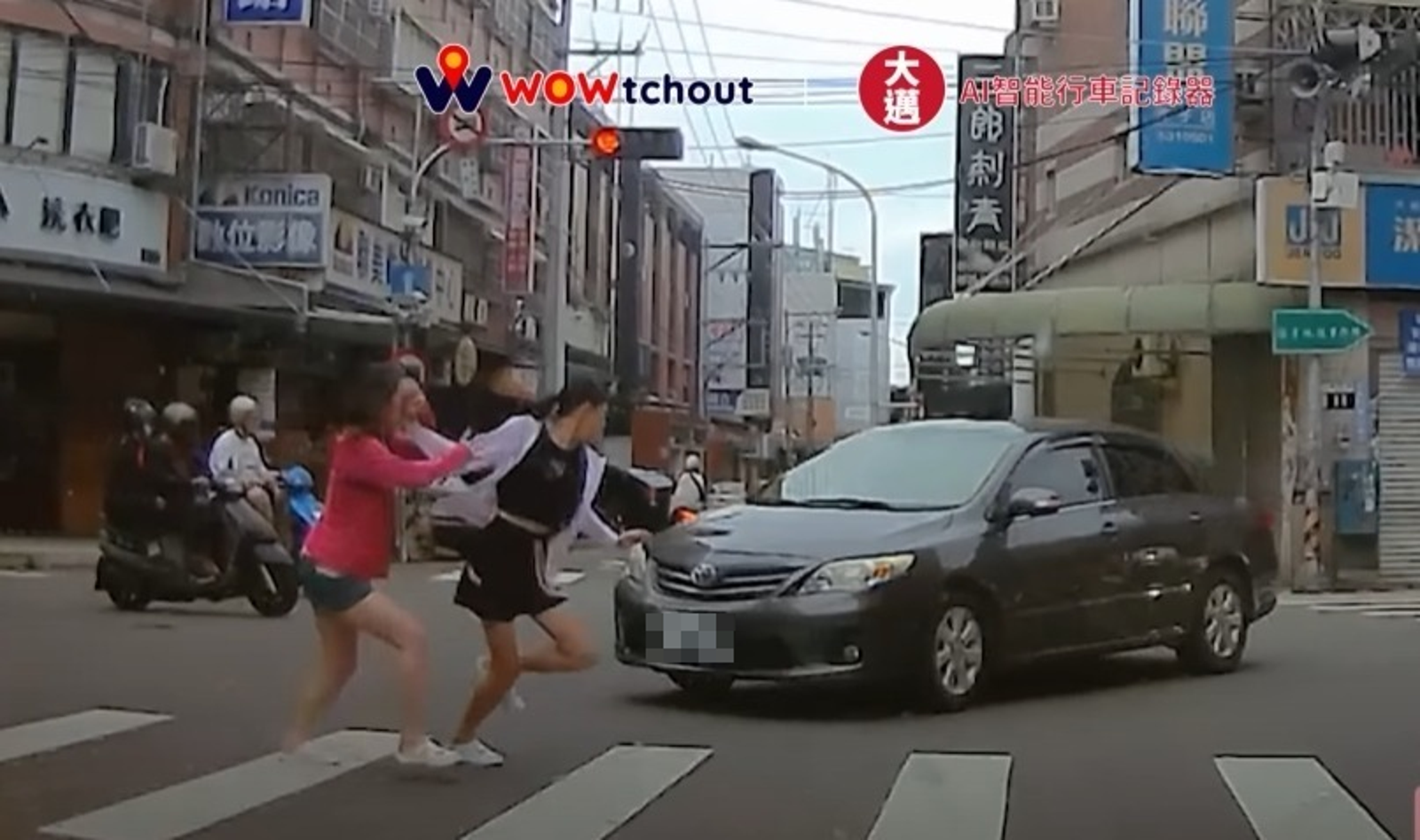 轉彎見行人竟「加速衝撞」　狂奔逃命畫面曝光