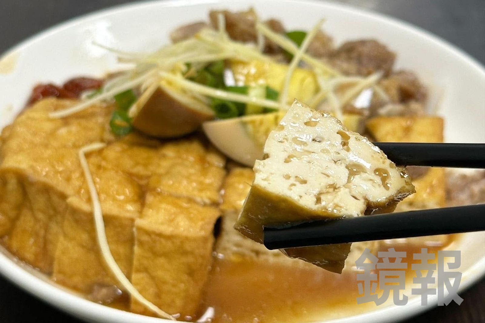 跟米粉湯一起煮的油豆腐,嫩軟夠味。