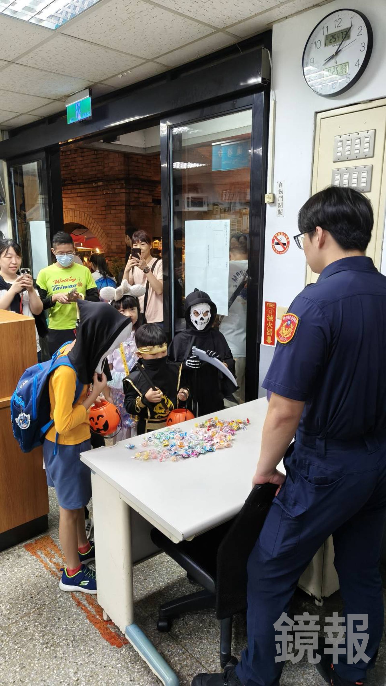 萌翻天的小鬼們,讓波麗士大人束手無策。翻攝畫面