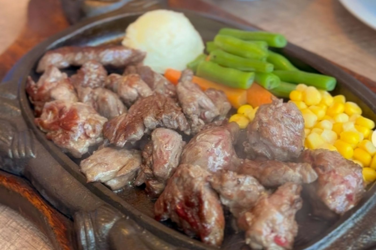 遊沖繩小心!老字號牛排館驚傳食物中毒 9顧客「吃完狂拉」還血便 要命疏忽曝光