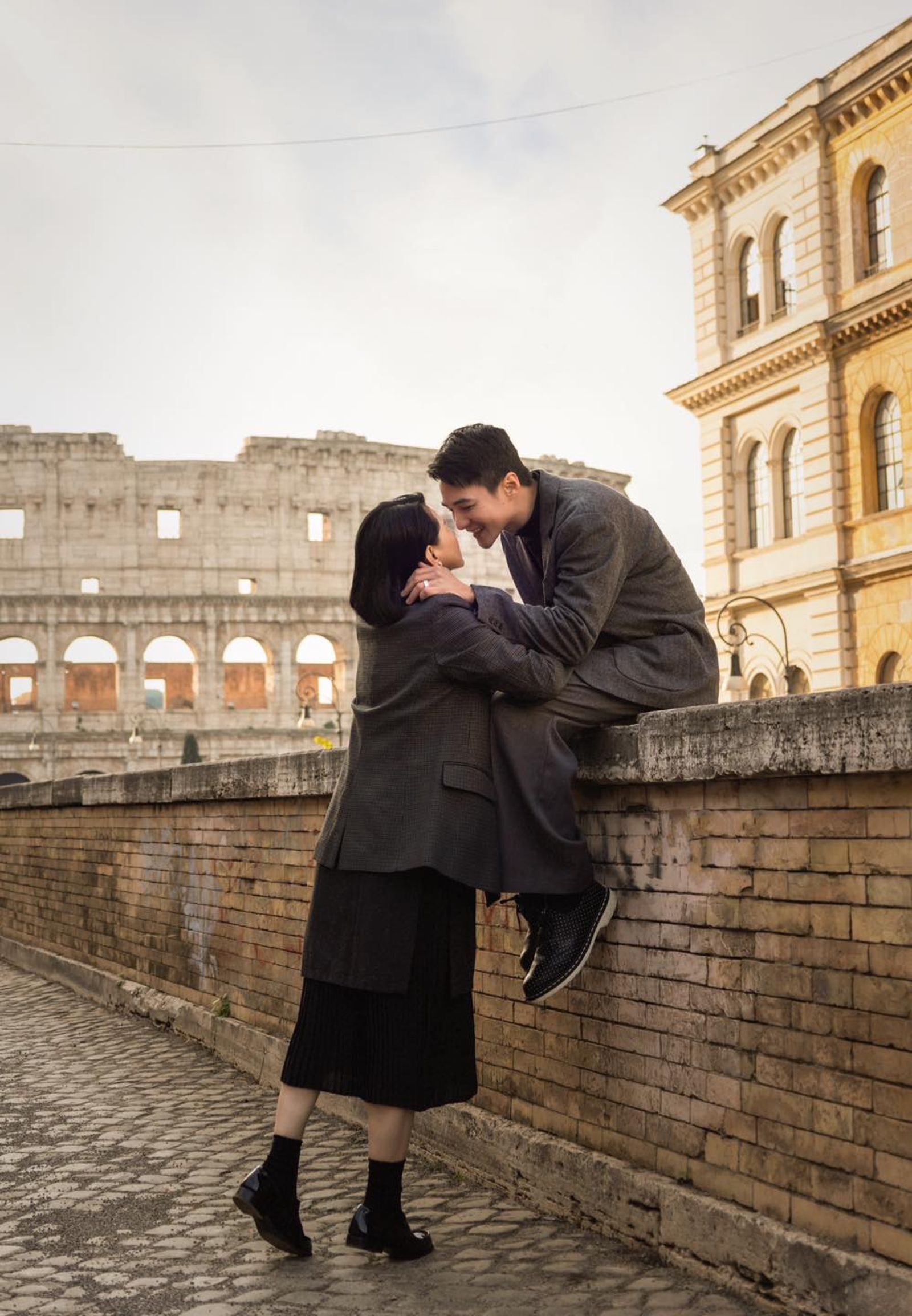 是元介元旦貼出在羅馬拍攝的婚紗照,宣布與認識多年的經紀人女友結婚。翻攝是元介臉書