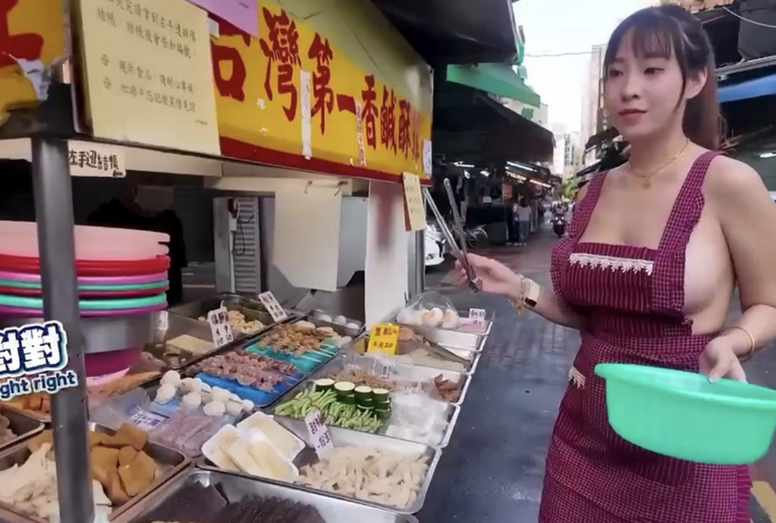 雲林正妹只穿圍裙賣鹹酥雞引起網友熱議。圖/翻攝自黑男邱比特Youtube頻道