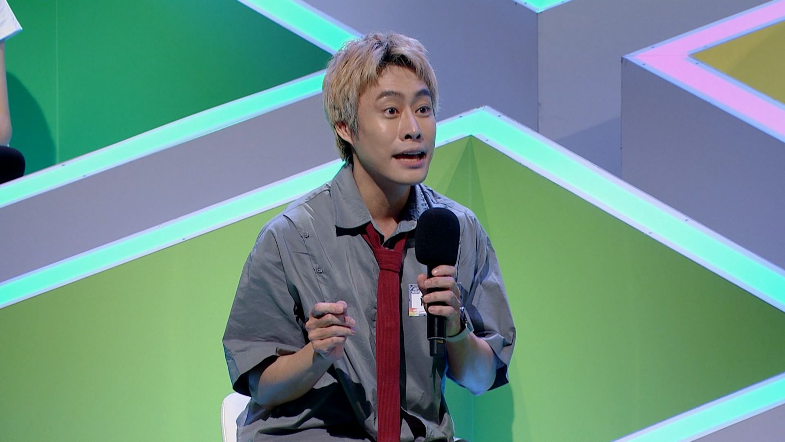 陳栢青訓練AI變成海明威陪自己寫作。小公視提供