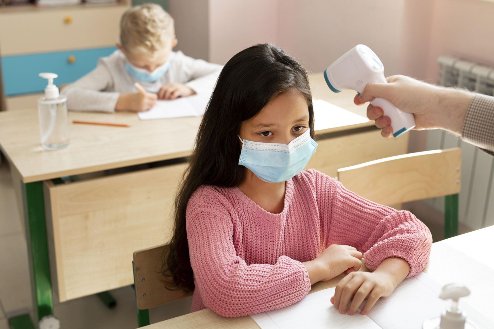 高燒40度仍送上學!家長怨連假後「班上12人中標」 學生1句話讓她傻眼