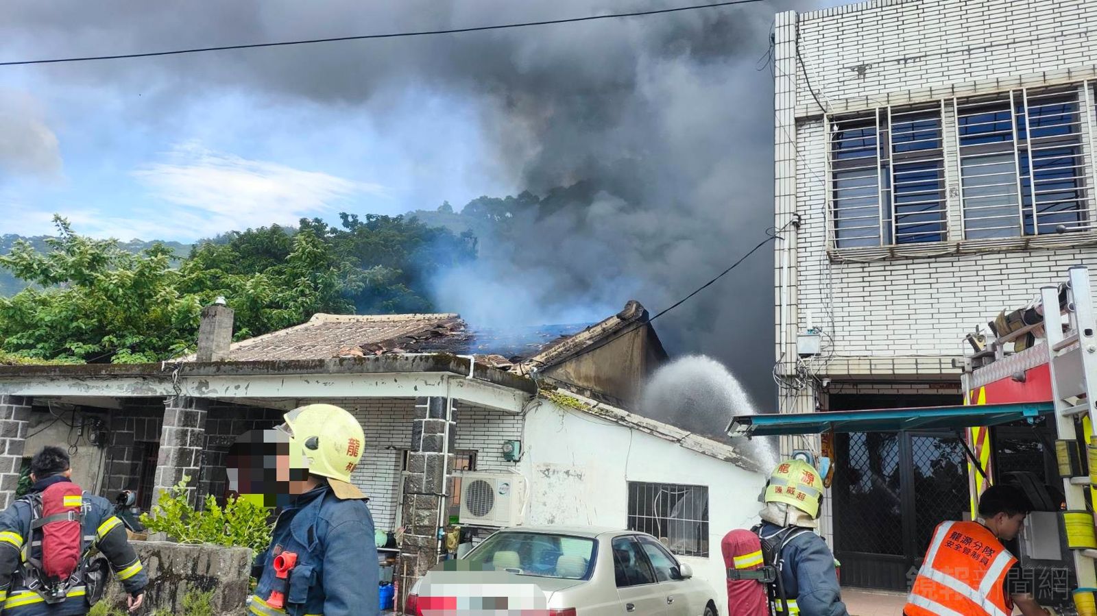 警消獲報到場灑水灌救。警方提供