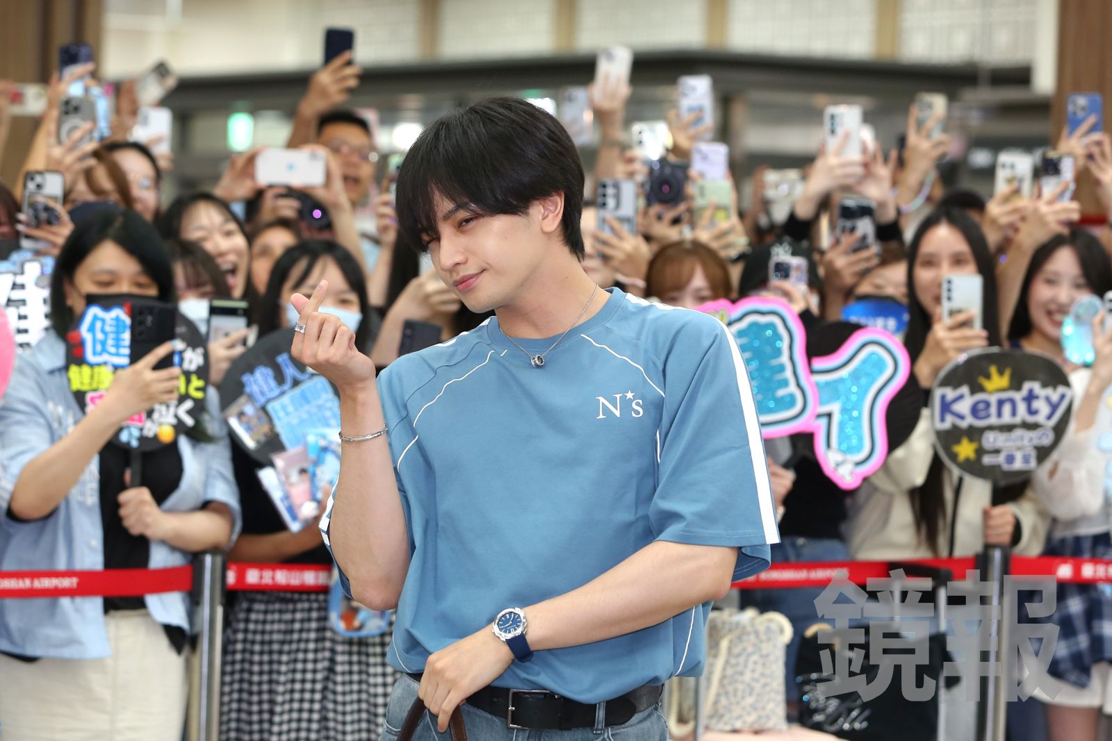 中島健人放送手指愛心。攝影姜永年