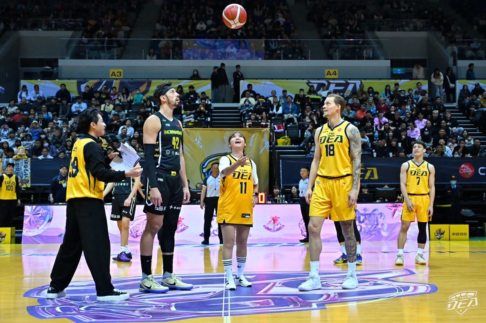 氣象主播王淑麗職籃開球處女秀　幽默預告中信特攻主場降下「三分雨」